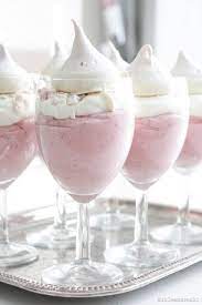 So Pretty It S A Shame It S Off A European Blog I Can Decipher Desserts Strawberry Mousse Recipe Mousse Recipes