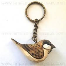 Porte Cles En Metal Avec Un Mini Moineau En Bois Sculpte Et Peint A La Main Dimension Oiseau 6 5 Cm De Long Bois Sculpte Porte Cle Sculpture D Oiseaux