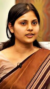 IAS Aashima Goyal: आपल्या हुशारी अन् चातुर्याने अमिताभ बच्चन यांनाही केले  प्रभावित