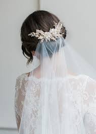 Fokus aufs gesicht brautfrisur von reem acra mit weit hinten angesetztem schleier und krönchen. 101 Hochzeitsideen Fur Brautfrisuren Mit Schleier Weil Das Klassische Immer Aktuell Ist Hochzeit Frisuren Schleier Schleier Hochzeit Vintage Hochzeit Frisuren