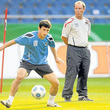 Özil erklärte in seinem tweet weiter auf englisch. Berti Vogts Hat In Aserbaidschan Viele Grundlagen Gelegt Jetzt Stehen Die Zeichen Auf Abschied Fussball