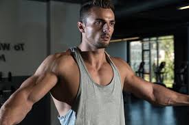 Only a few people follow the right training routine to achieve big shoulders. Gym Geek How To Build Big Delts Helpful Tips For Boulder Shoulders Gym Geek