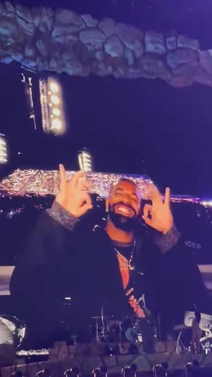 👀🇨🇦 Drake dijo presente en el show de Karol G en Toronto, una de la... |  TikTok