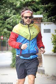 We did not find results for: Harry Styles Feiert Premiere Seiner Neuen Lockdown Haare Im Gesicht Als Er Kopfe Heraus Fur Einen Lauf Aktuelle Boulevard Nachrichten Und Fotogalerien Zu Stars Sternchen