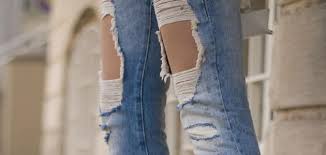 وإذا رأى الرجل في المنام أنه نال جائزة على يد قسيس فانه ينال خير وفير وبركة في حياته وربما يكون رزق عظيم وربما يدل على التحسين في المهنة أو يدل أيضًا على رزقه بمولود وكل وفق وضعية الفرد ذاته، وإذا رأى الرجل أنه يَلبس لبس القسيس فيدل هذا على أنه سوف يأخذ. ØªÙØ³ÙŠØ± Ø±Ø¤ÙŠØ© Ø§Ù„Ø«ÙˆØ¨ Ø§Ù„Ù…Ù…Ø²Ù‚ ÙÙŠ Ø§Ù„Ù…Ù†Ø§Ù… Ù„Ù„Ù†Ø§Ø¨Ù„Ø³ÙŠ Ù…Ù‚Ø§Ù„