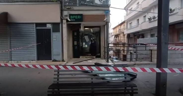 Bomba a San Giovanni Rotondo, salta in aria bancomat Bper in piazza Europa