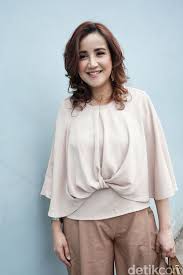 Katanya, makan bunga melati yang beraroma mistis ini bisa memikat seseorang. Heboh Wanita Makan Bunga Melati 5 Seleb Ini Juga Punya Kebiasaan Sama