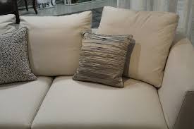 Pour effectuer convenablement l'entretien de votre canapé blanc en cuir, adoptez des astuces qui marchent. L Astuce Toute Simple Pour Nettoyer Votre Canape En Microfibres Astuces De Grand Mere