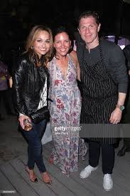 Before bobby flay and giada de laurentiis met at a food expo in philadelphia, flay already knew de laurentiis was talented. Chefs Giada De Laurentiis And Bobby Flay Pose At Bobby Flay S Giada De Laurentiis Bobby Flay Giada