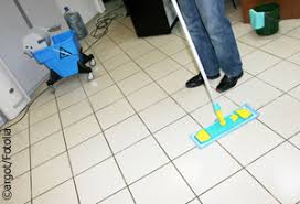 Dennoch gibt es methoden, die sich auf mehrere oberflächen übertragen lassen. Ein Wasserschaden In Gefliesten Bereichen