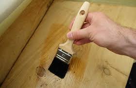 Neben der generellen frage, wie sie innen und außen liegende balken streichen können, spielen auch die holzart, die vorbehandlung und das alter eine. Holz Streichen Lasieren Oder Lackieren So Geht Es Richtig