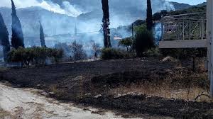 Για να ενισχύσουν τις δυνάμεις της πυροσβεστικής στην κατάσβεση της φωτιάς, ακτοπλοϊκώς μεταβαίνουν από πάτρα και κυλλήνη 14 πυροσβέστες με επτά οχήματα. Dtsorpe8hce36m
