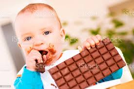 Foto De Bebe Comendo Chocolate E Mais Fotos De Stock De 6 11 Meses Istock