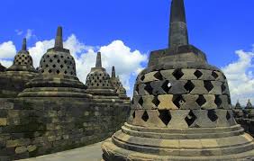 Kompleks candi prambanan merupakan candi hindu terbesar di pulau jawa yang berada di desa tlogo, kecamatan prambanan, kabupaten sleman, propinsi daerah istimewa. Perbedaan Candi Bercorak Hindhu Dan Candi Bercorak Budha Mushlihatun Syarifah
