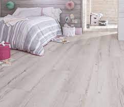 Un parquet flottant est monolame lorsque l'essence noble constitue une lame contrairement au parquet flottant multifrise. Parquet Plancher De Chambre Maison Etage Decoration Maison
