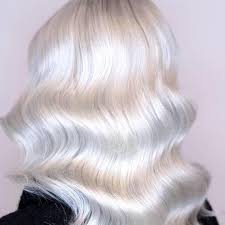 I capelli silver sono ancora la moda del momento e sono super trendy. 7 Delle Migliori Colorazioni Per Coprire I Capelli Grigi Wella Professionals