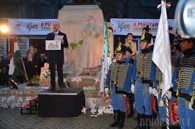 Ziua maghiarilor de pretutindeni este sărbătorită în fiecare an în data de 15 martie. Puzderie De Lume In Centrul Oradiei De Ziua Maghiarilor Imbracat