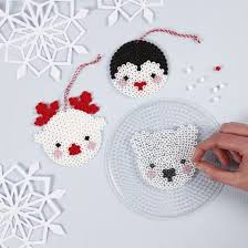 Ces petites perles colorées se fixent sur un modèle et permettent de créer de jolies œuvres. Diy Faire Des Animaux Polaires En Perles A Repasser Idees Conseils Et Tuto Perles A Repasser Hama