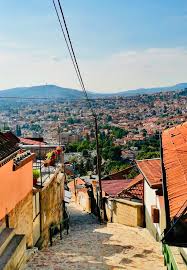 La tecnología estaba completamente desterrada del día a día. Berta Herrero Auf Twitter Calles De Sarajevo Que Recuerdan A Los Veranos De Los Pueblos De Espana Sol Ardiente A La Hora De La Siesta Flores En Balcones Y Barandas Y Delicioso