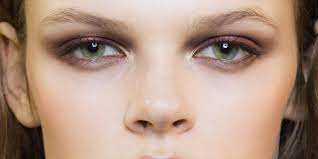Medium brown hues like the chestnut are all you need for your green eyes. 10 Best Eyeshadows For Green Eyes
