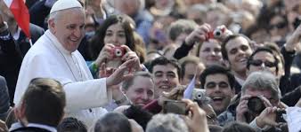 Papa francesco vive costantemente in mezzo alle folle , ma come lavora la sua scorta per proteggerlo? Vaticano Papa Francesco Piccolo Incidente In Piazza San Pietro Dopo Il Te Deum Firenze Post
