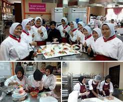 Kolej vokasional (kv) adalah sebuah sekolah harian yang mengutamakan latihan kemahiran selain daripada teori kepada para pelajar lepasan pt3. Kolej Vokasional Gerik Perak Jom Lah Adik Adik Lepasan Pt 3