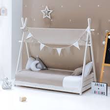 Voilà de nombreux modèles de lits cabanes design et confortables qui donneront vie aux rêves des petits aventuriers ! Chambre Lit Cabane Montessori Pour Enfant De Alondra Decoration Pour Chambre Bebe Et Enfant Le Tresor De Bebe