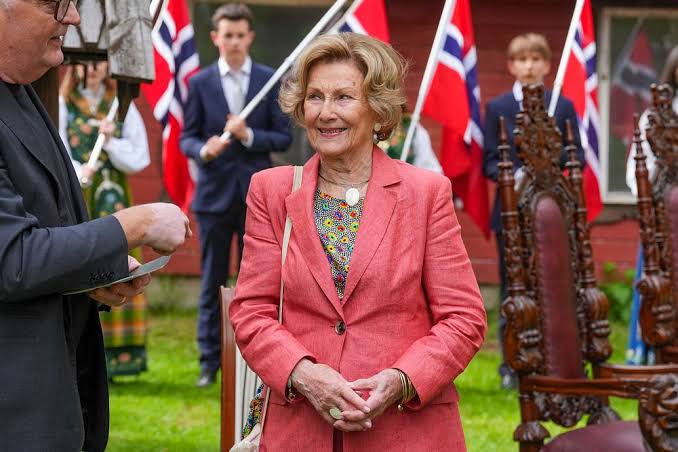 Dronning Sonja fyller 89 år - fvn.no