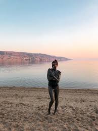 Prima di partire per la giordania avevo visto tantissime fotografie e video capire in quale spiaggia è possibile fare il bagno nel mar morto non è semplice. Mar Morto Pronto A Galleggiare Accesso Dalla Giordania