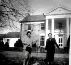 Elvis presley‏подлинная учетная запись @elvispresley 13 ч13 часов назад. Gladys Presley Photographed With Dog At Graceland In Memphis Tn 1957 Elvis Bought Graceland In March 195 Elvis Elvis Presley Biography Elvis Presley Photos