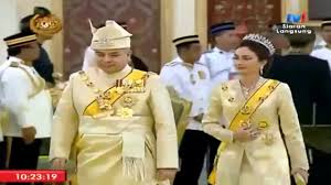Dalam majlis itu, sultan muhammad v mengenakan serba lengkap persalinan baju melayu sementara wanita terbabit memakai sepersalinan gaun pengantin berwarna biru muda. Yang Di Pertuan Agong Sultan Muhammad V Letak Jawatan By Myra Lamb