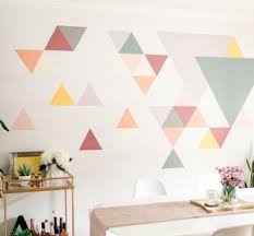 Warna putih sangat fleksibel, sedikit saja sentuhan warna putih bisa dikombinasikan dengan semua warna, apalagi dalam pengaplikasian pada dinding kita bisa bermain pola acak dua warna dengan dibentuk secara vertikal atau horizontal. 10 Ide Kreatif Cat Rumah Unik Dan Keren Kampret News