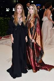 Elizabeth chase lizzie olsen (born february 16, 1989) is an american actress. When Mary Kate And Ashley Olsen Chose Snl Over Prom Remember When The Olsen Sisters Chose Snl Over Prom