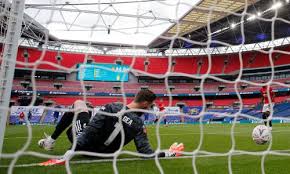 Kovacic square ball intercepted as chelsea commit men forward again, but united can't make it count as caballero collects a wayward through ball. Chelsea Pounce On De Gea Errors To Reach Fa Cup Final At United S Expense Fa Cup The Guardian