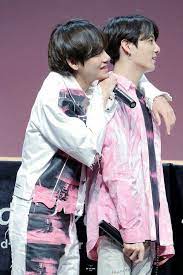 ghim của نوره القحطاني tren taekook in a cute way hinh ảnh nhom nhạc bts cặp đoi