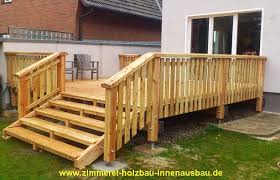 Aufbau Holzterrasse Aus Douglasie Und Larche Und Holztreppe Http Www Zimmerei Massivholzbau De Holzbalkone Html Terrassenbelag Holzterrasse Holzbalkon