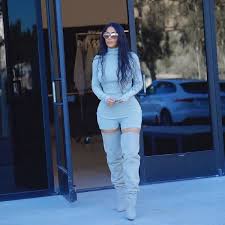 Kim Kardashian Dan Cesur Sac Rengi Lacivert Kim Kardashian Da Saclarini Siklikla Degistiren Guzellerden Stil Ikonu Olmasinin Ya Moda Stilleri Kanye West Stil