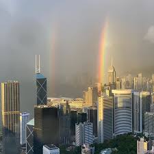 在读小学时，同学称她是班上 漂亮的小公主。 在读中学时，亦是有名的 校花。 关之琳原名关家慧。 我小时候有很多病，人家说不要把孩子的名字改得太难叫太特别，这样会长不大的，所以我爸爸妈妈说找一个很多人都叫的俗一点的名字吧。 于是起名关家慧。 这个可爱的小妹妹. é—œä¹‹ç³ä¸Šå„„è±ªå®…å…¬é–‹ è½åœ°çª—180åº¦æµ·æ™¯ é¢¨æ°´å¸« ä¿¯è¦–é¦™æ¸¯é¾è„ˆ è³‡è¨Šå'–