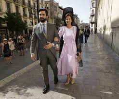 Vierte la masa en el molde y espolvorea las almendras y un poco de puedes servir el bizcocho de plátano y coco espolvoreado con azúcar glass o con sirope de chocolate. Boda De Rocio Osorno Y Coco Robatto Una Ceremonia Clasica Y Emotiva Bulevar Sur