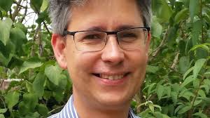 Dysgwyr o'r tu allan i Gymru: 'Mae'r drws wedi agor i fi'