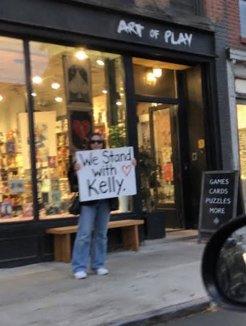 People are weighing in: Elitist or Not? Kelly Clarkson says she got the  “Pretty Woman” treatment when she visited a store in Brooklyn called 1 The  Art Of Play. The store sells