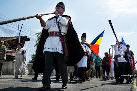 Marea unire de la 1918 este cunoscuta celor mai multi romani datorita faptului ca primim o zi libera de 1 decembrie, dar un nou documentar vrea sa ne ofere toate detaliile. Marea Unire In Amintirea Contemporanilor È™i A Presei Vremii Doxologia