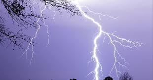 På vissa platser kan åskan gå så intensivt att meteorologerna manar folk att inte gå ut i onödan. Chatta Med Vaderexperten Om Aska Svd