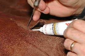 Risse Und Locher In Glattleder Mit Flussigleder Reparieren Lederzentrum Spezialist Fur Lederpflege Lederreparatur Beratung Leder Reparatur Leder Reparieren Lederpflege