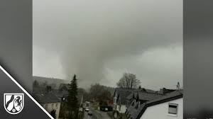 May 26, 2021 · der tornado naht, wenig später richtete er im stadtteil weseke großen schaden an foto: Tornado In Bocholt Wetterdienst Bestatigt Mittelstarken Tornado