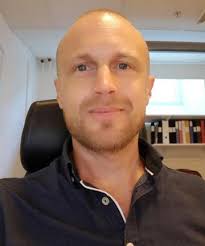 Sverige har till skillnad från många andra länder få löntagarägda företag eller andra former av ekonomisk demokrati i form av personalägande genom optioner, stiftelser eller delägande. Mikael Montelius University Of Gothenburg