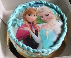 Sublimez vos gâteaux d'anniversaire sur le thème de la reine des neiges avec cette magnifique bougie 2d d'elsa qui plaira sans faute à toutes les petites princesses. Gateau Reine Des Neiges Sans Pate A Sucre Les Gourmandises De Nemo