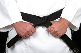 Hombre Karate Atar El Nudo En Su Cinturon Negro En Fondo Negro Fotos Retratos Imagenes Y Fotografia De Archivo Libres De Derecho Image 15506509