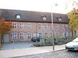 Die neuausrichtung, zu der auch die neubesetzung der leitung des hauses gehört, trägt inzwischen erste früchte. Datei Schwerin Schleswig Holstein Haus 2007 11 04 021 Jpg Wikipedia