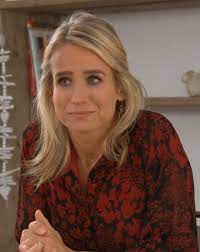 Check spelling or type a new query. Dionne Stax Draagt Een Rode Jurk Met Bloemenprint Bij Dna Onbekend Style Like